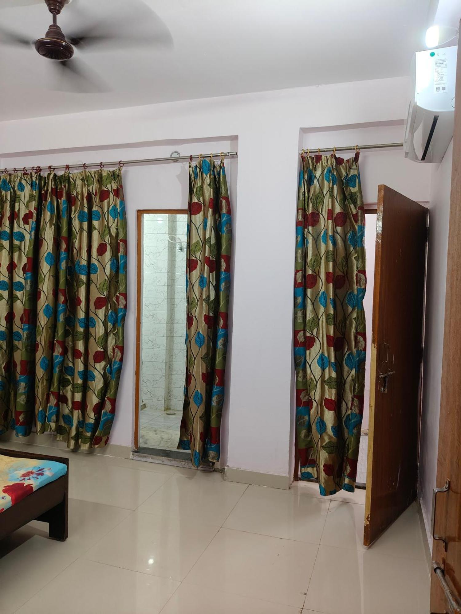 Sharda Homestay Ayodhya ภายนอก รูปภาพ